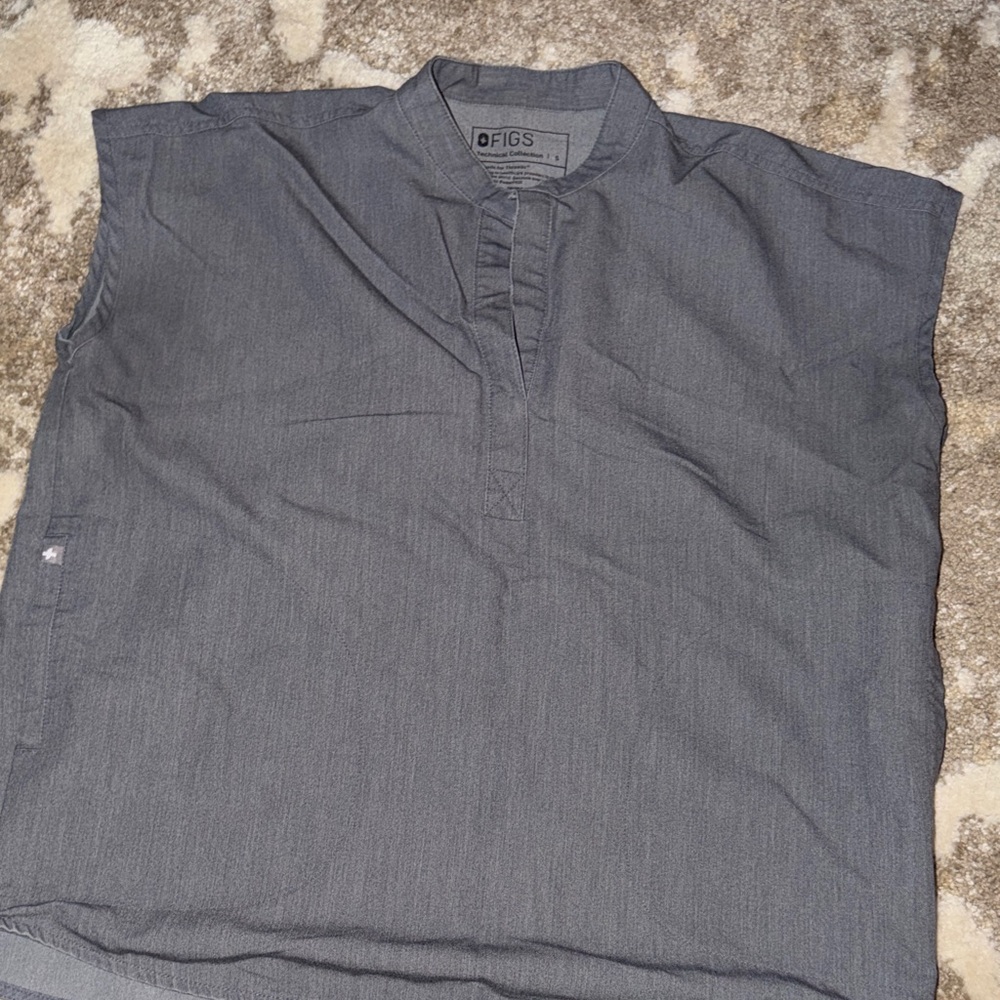 FIGS Women’s Graphite Rafaela Oversized scrub top